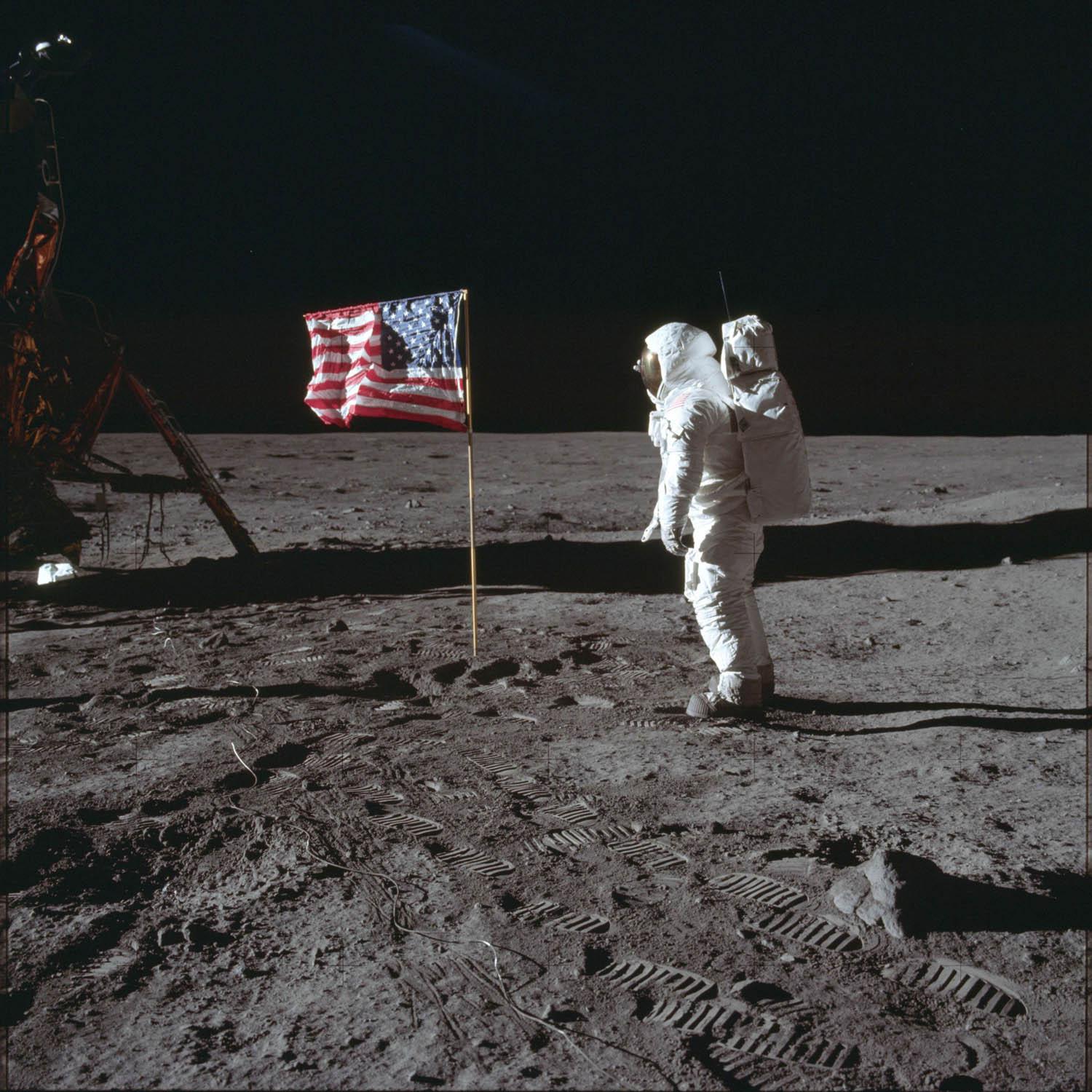 صورة تاريخية لرائد الفضاء باز الدرين أمام علم بلاده على القمر (1969)