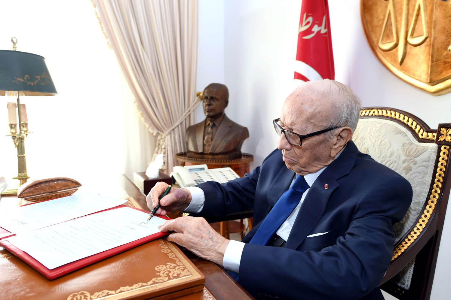 الرئيس التونسي الباجي قائد السبسي في مكتبه الذي يزدان بتمثال الرئيس الراحل الحبيب بورقيبة
