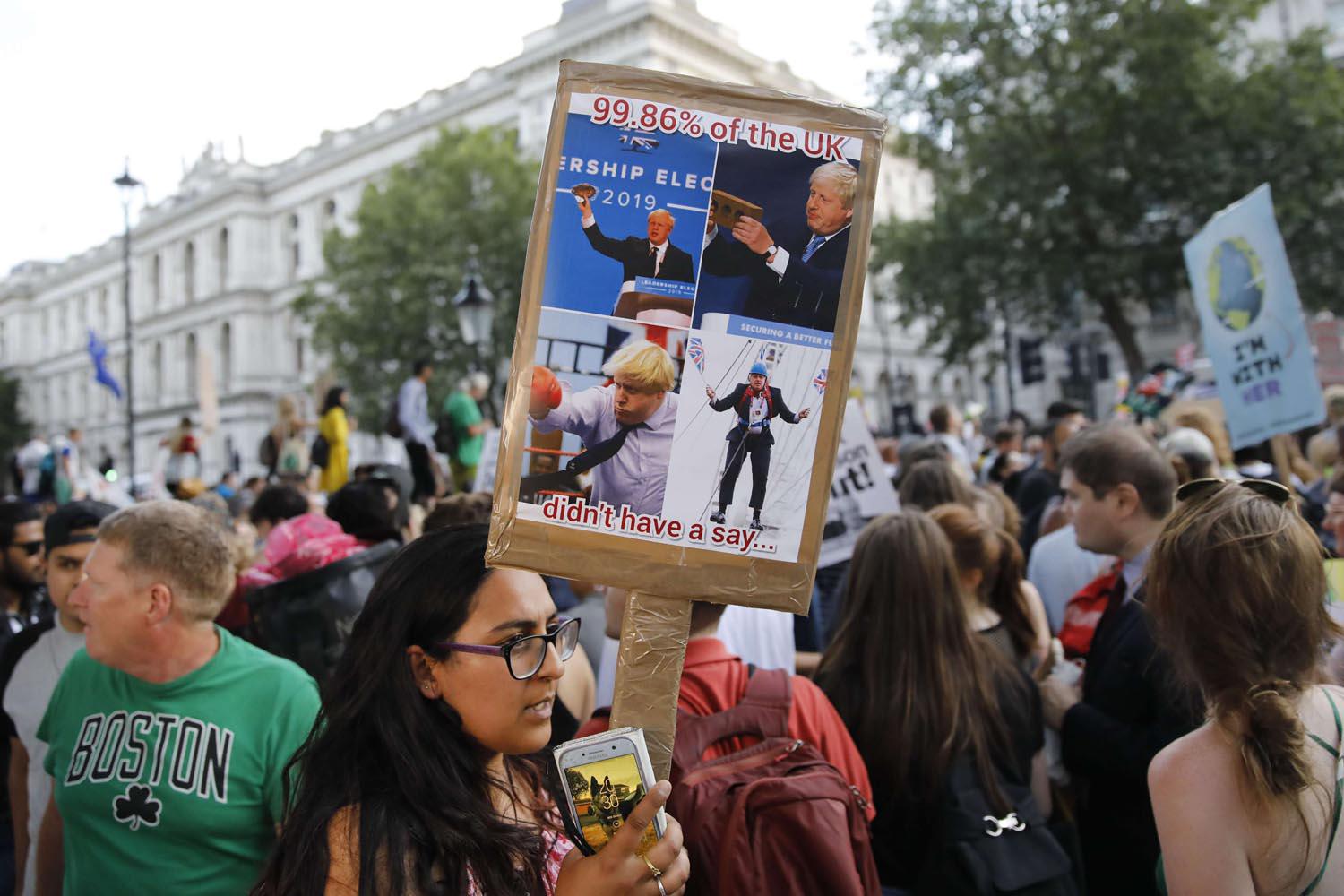 متظاهرون ضد تولية جونسون رئاسة الحكومة البريطانية