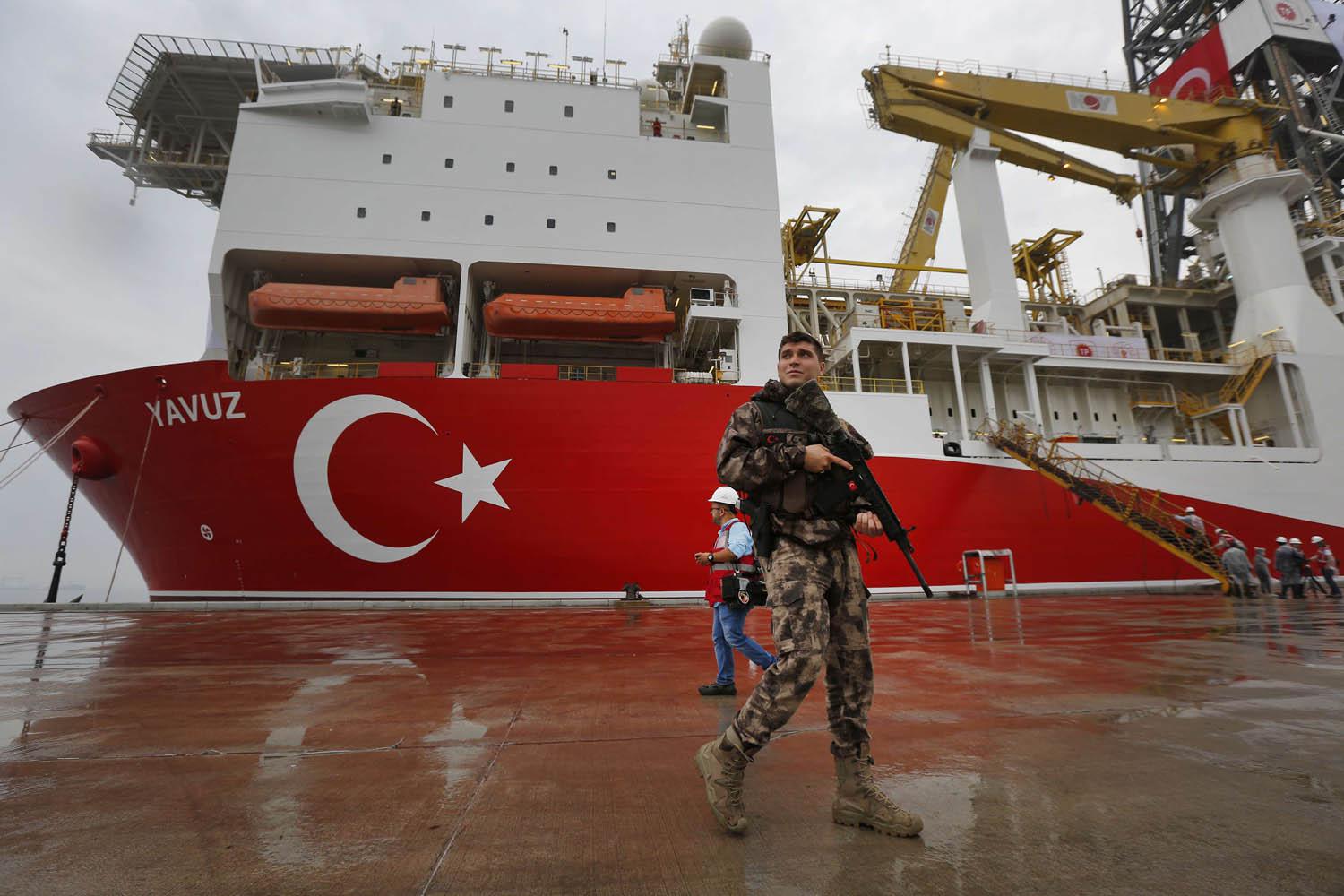 جندي تركي يحرس حفارة تركية في قبرص