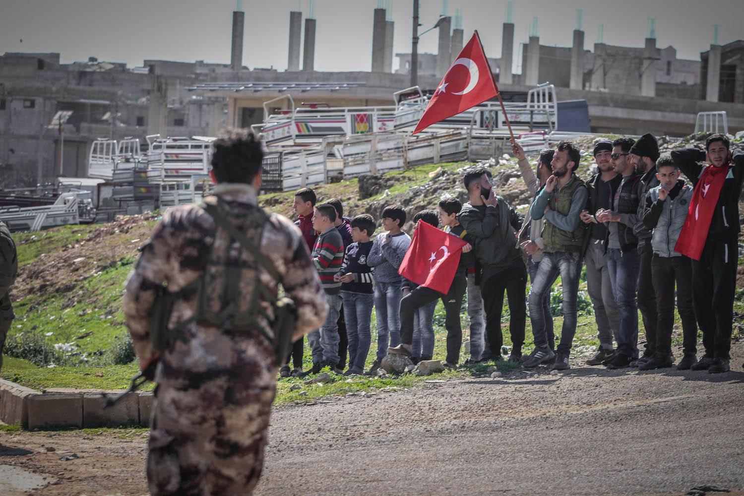 سوريون يرفعون الأعلام التركية في إدلب