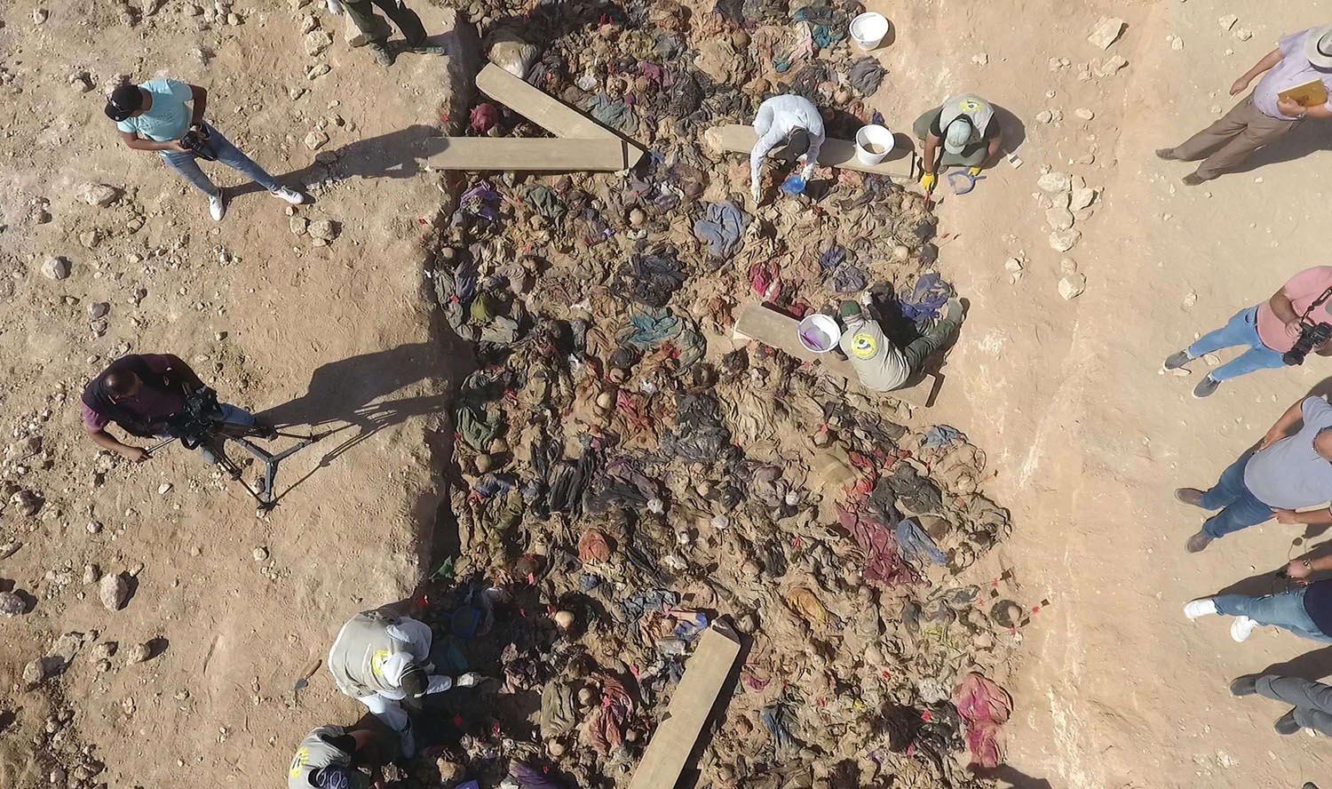 خبراء يفتحون قبرا جماعيا في صحراء السماوة جنوب العراق