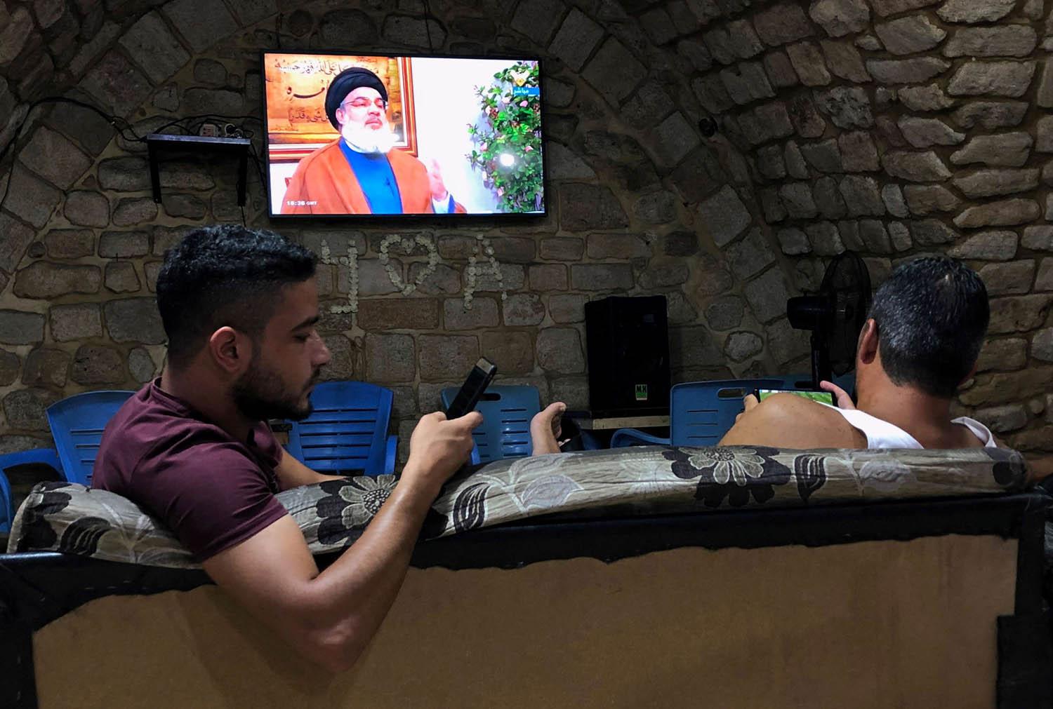 لبنانيون يتابعون مقابلة حسن نصرالله الأخيرة