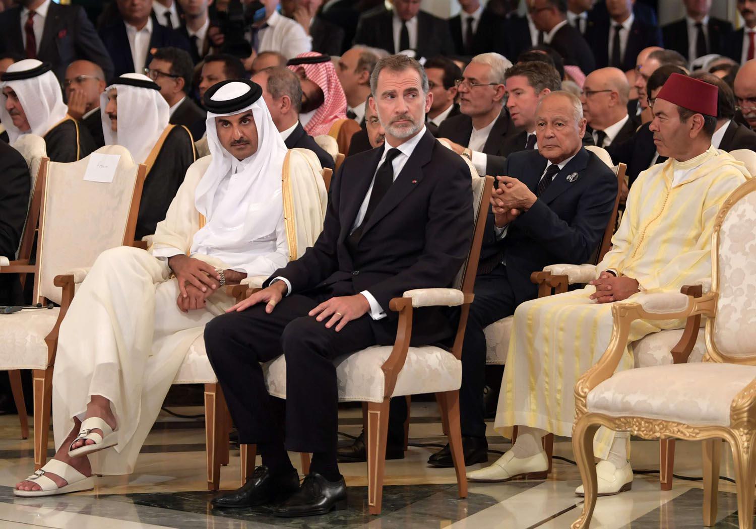 أمير قطر الشيخ تميم بن حمد إلى جانب العاهل الاسباني الملك فيليب في جنازة الرئيس التونسي الراحل الباجي قائد السبسي