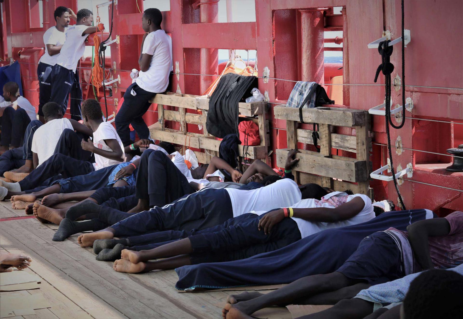 مهاجرون ينتظرون الفرج على متن سفينة 'أوشن فايكنينغ'