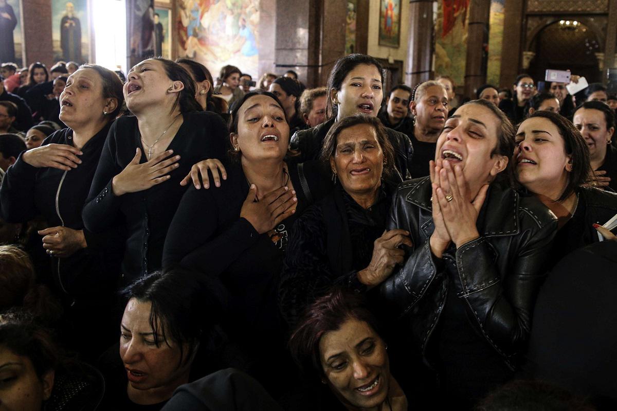 نساء يبكين خلال تشييع ضحايا تفجير إرهابي في إحدى كنائس مصر