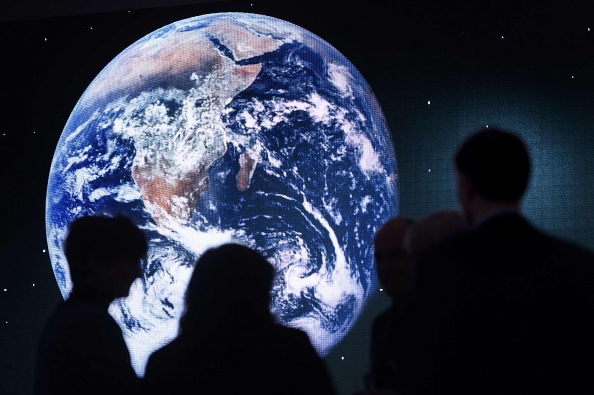 صورة للأرض تظهر على شاشة عملاقة خلال مؤتمر في سويسرا 2017