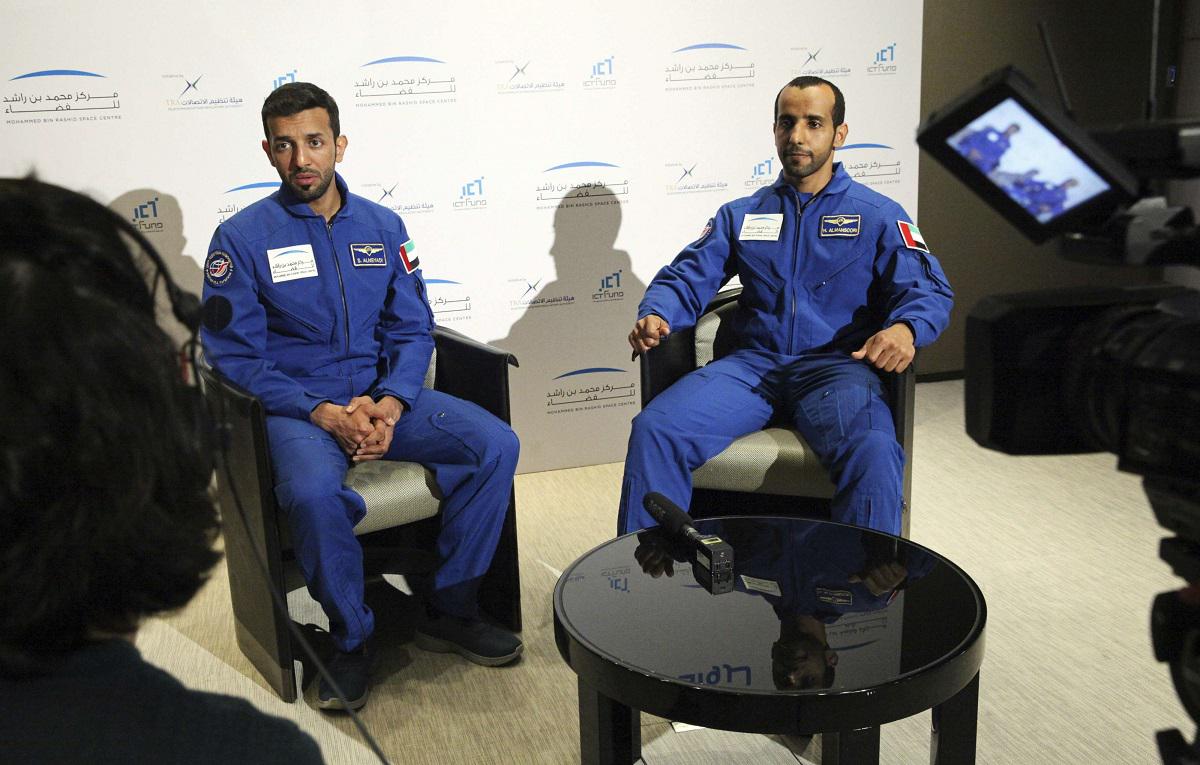 رائدا الفضاء  الإماراتيان سلطان النيادي وهزاع المنصوري في مقابلة مع وكالة أسوشيتيد برس 