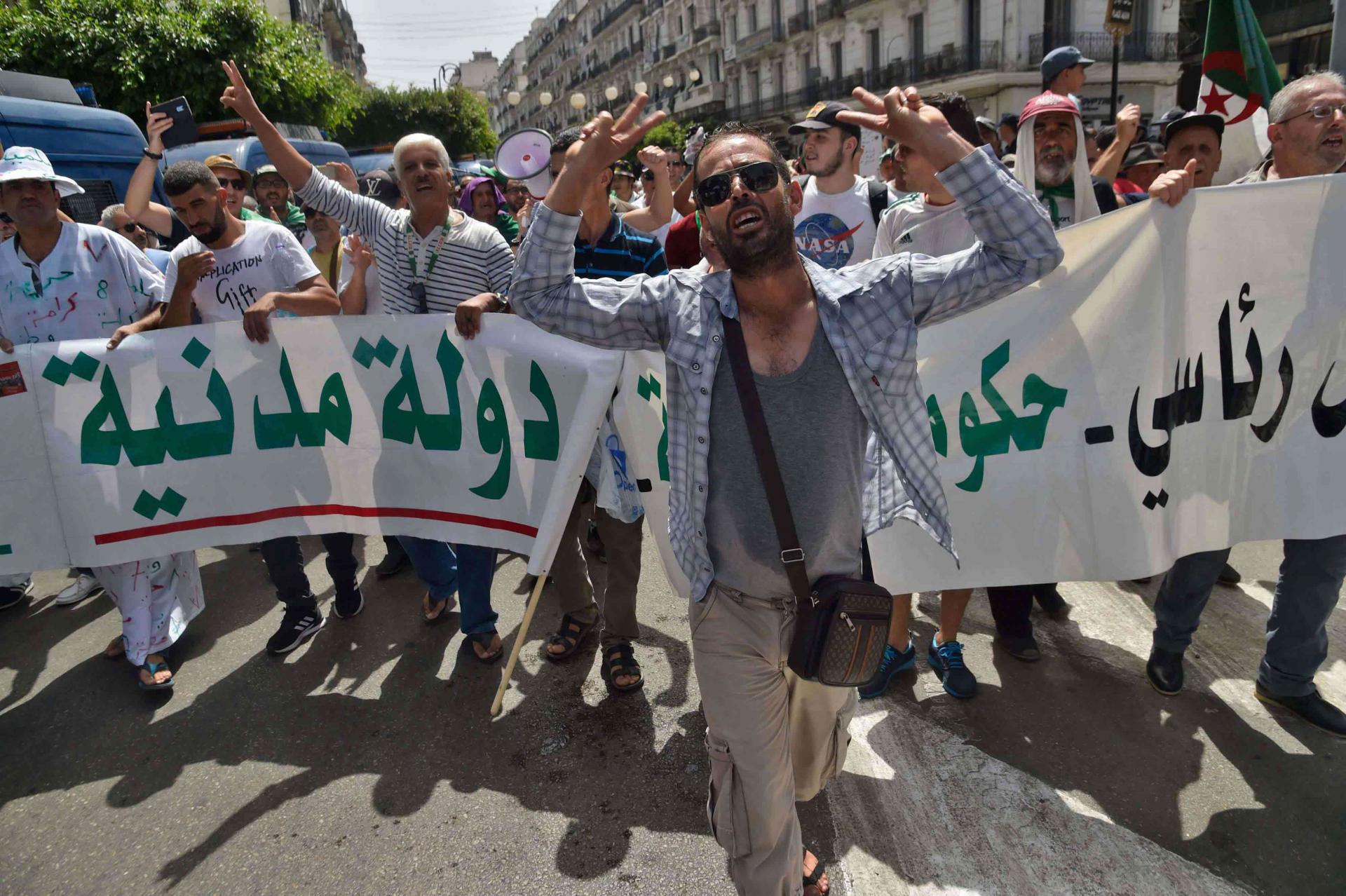 الحراك في الجزائر متمسك باستئصال المؤسسات الموروثة من عهد بوتفليقة