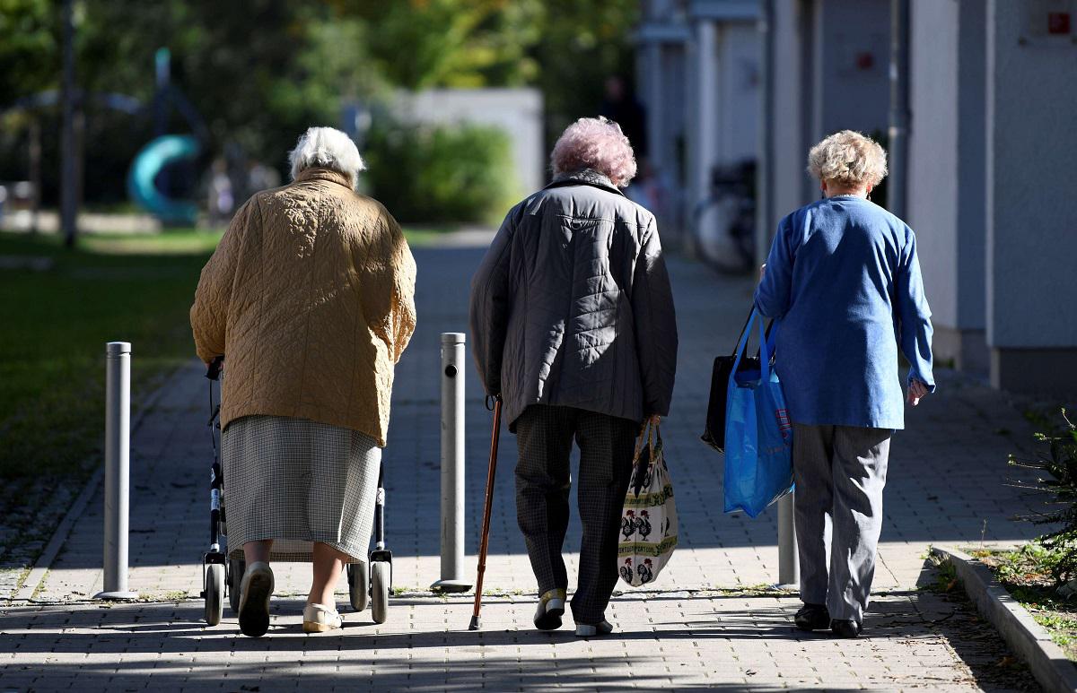نساء مسنات يمارسن رياضة المشي