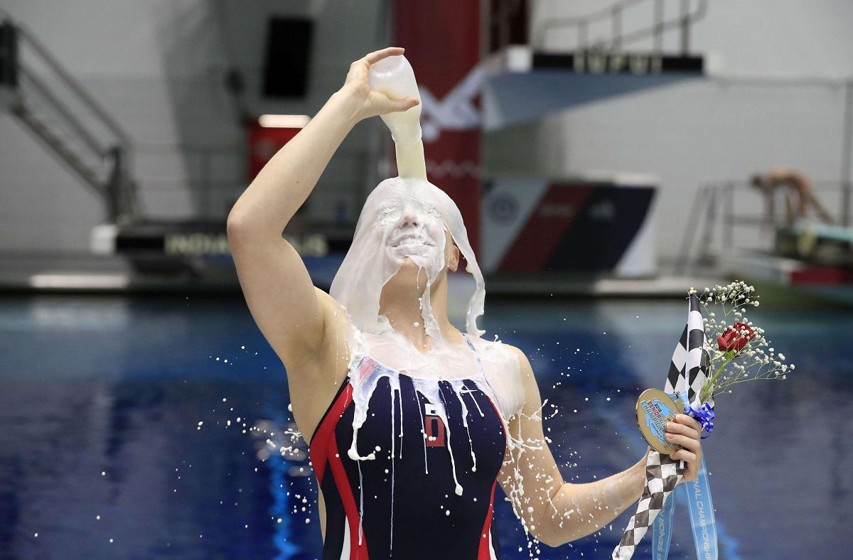 سبّاحة أميركية تصب الحليب على رأسها بعد فوزها في بطولة خاصة بالمرأة