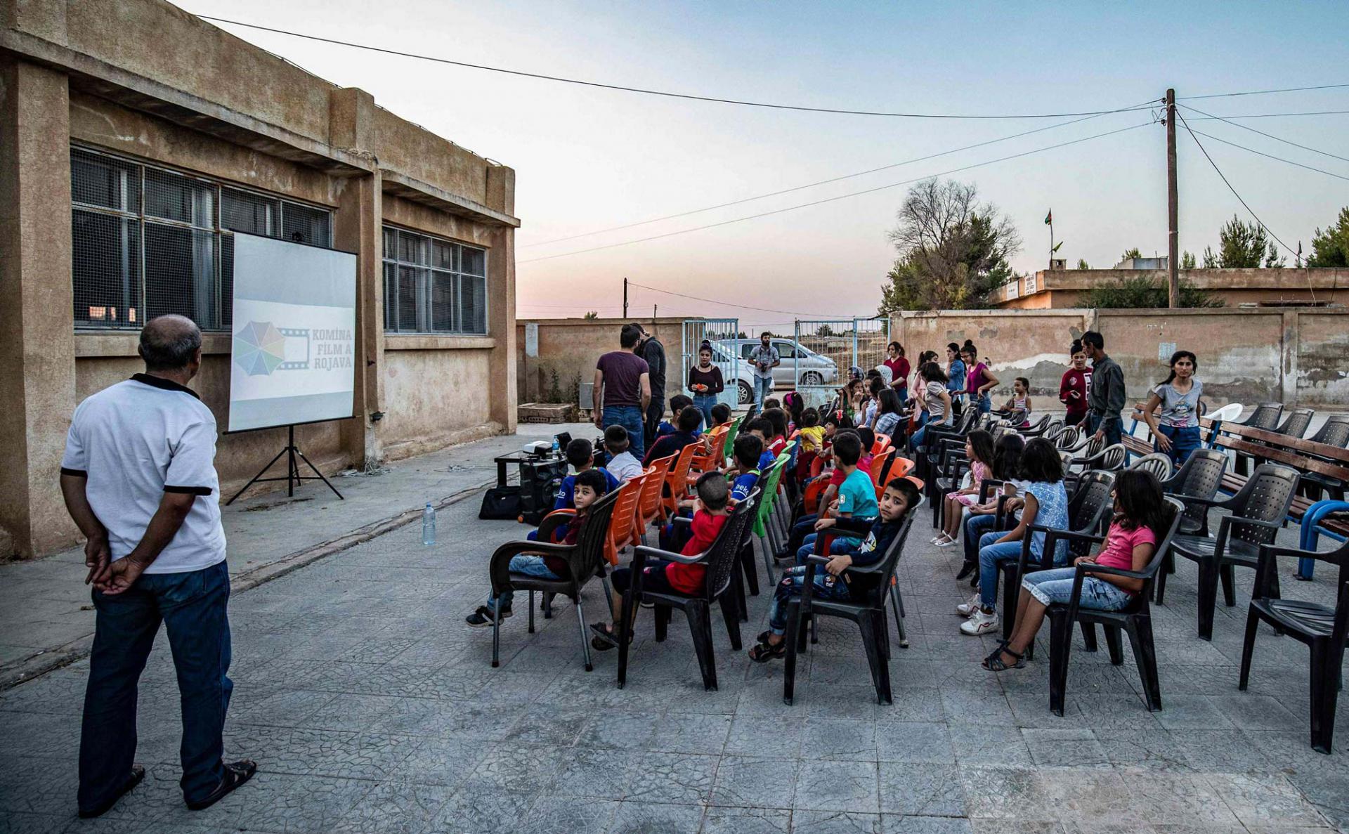 أطفال القرى الكردية يستمتعون بمشاهد أفلام كوميدية