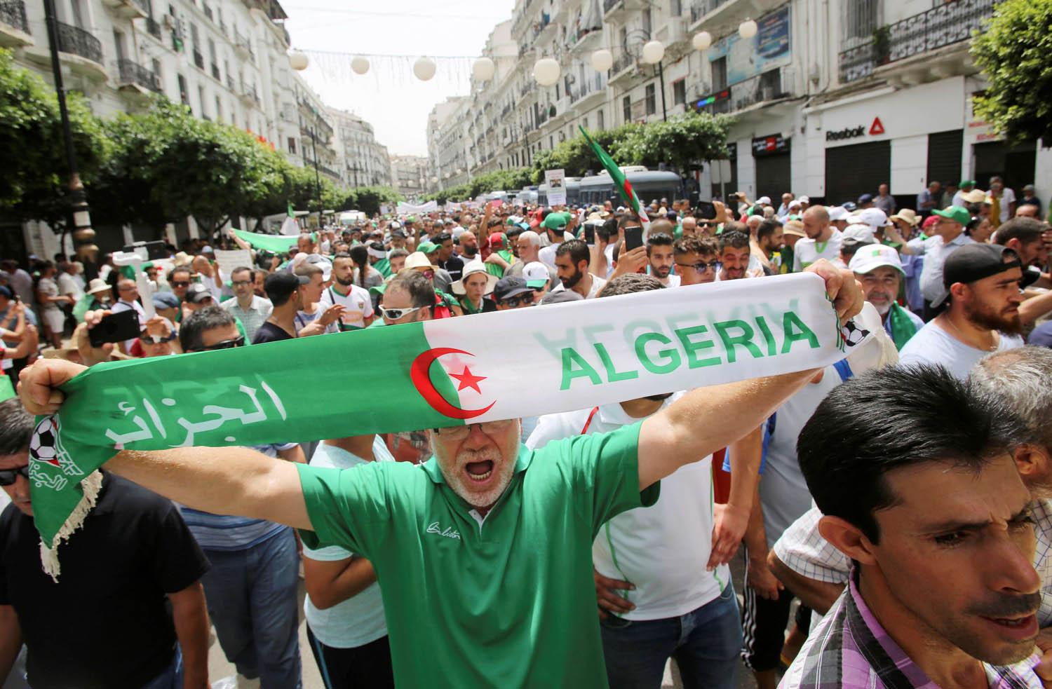 متظاهرون جزائريون في العاصمة