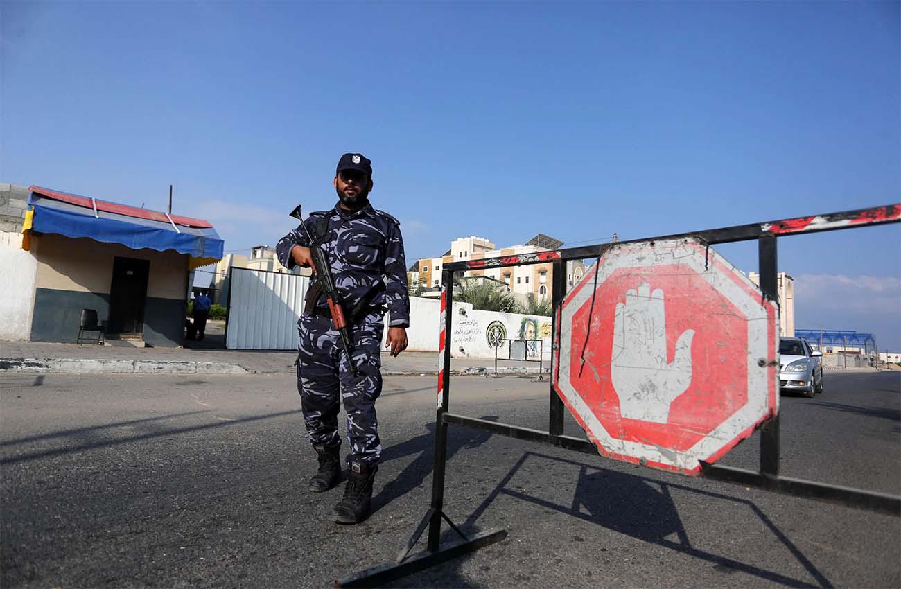A Palestinian policeman stands guard at a checkpoint in Khan Younes