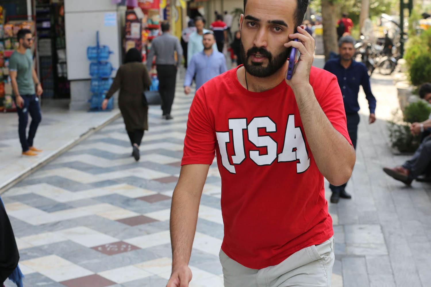 إيراني يتحدث في الهاتف وسط طهران