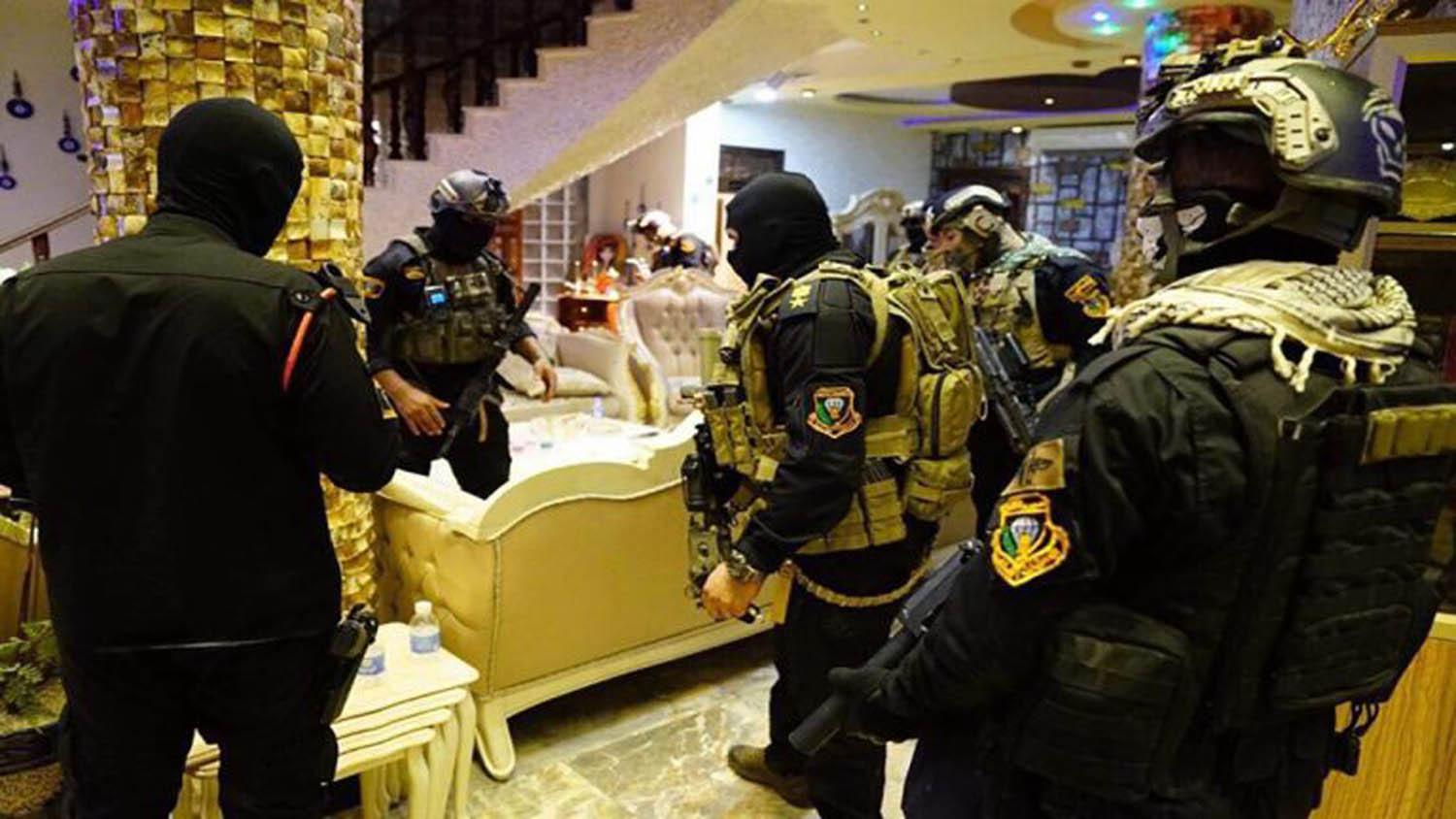 رجال شرطة عراقيون ينفذون مداهمة لبيت رجل الاعمال حمزة الشمري