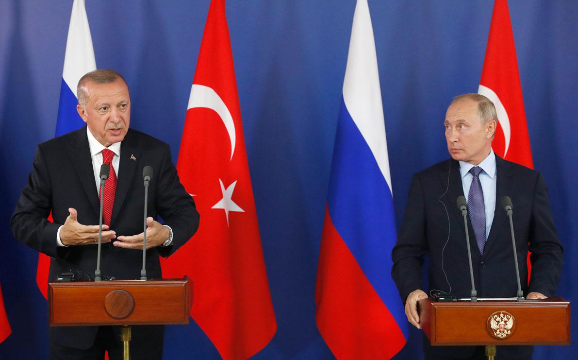 Turkish President Recep Tayyip Erdogan (L) and Russian President Vladimir Putin attend a joint news conference