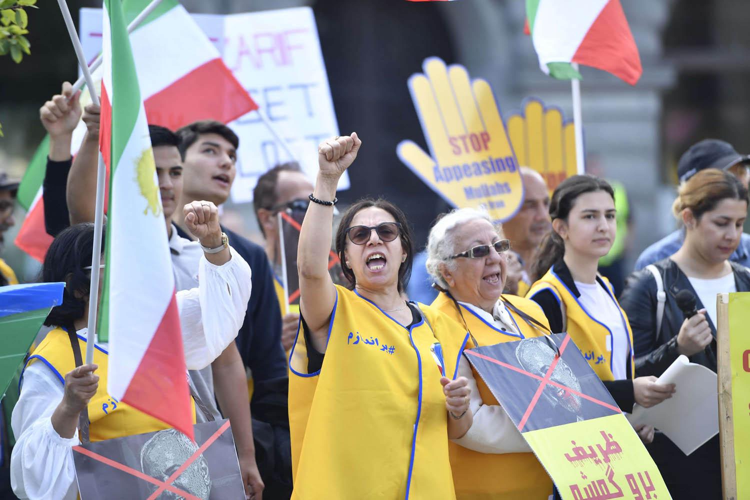 معارضون إيرانيون يتظاهرون ضد زيارة وزير الخارجية الإيراني ظريف للسويد