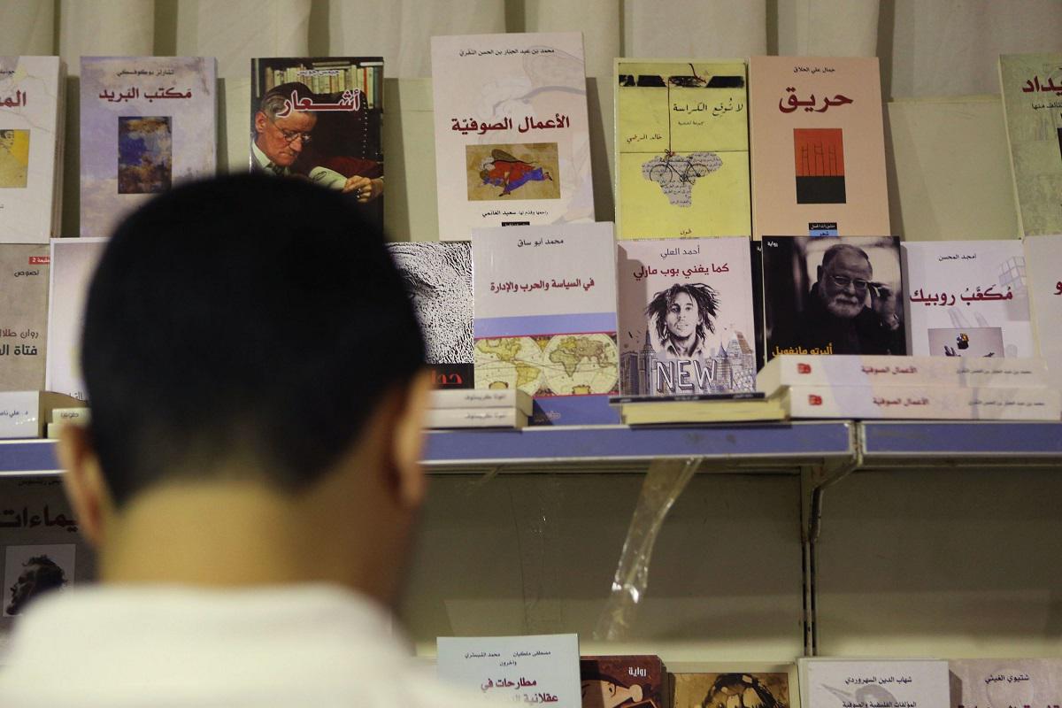 زائر في معرض عمان الدولي للكتاب في دورة سابقة