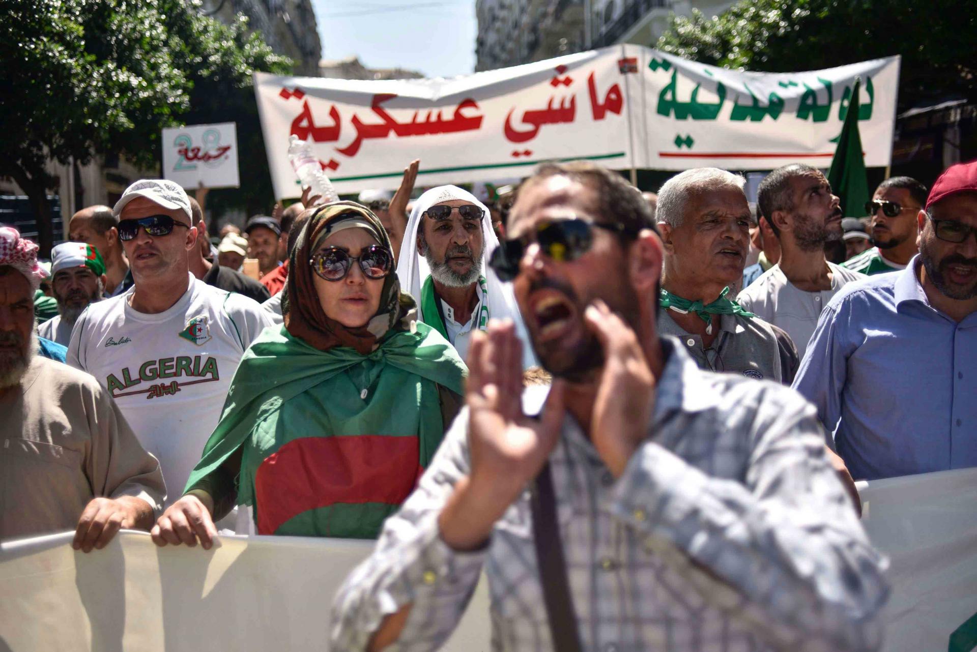 الغموض يسير بالعملية السياسية في الجزائر نحو المجهول