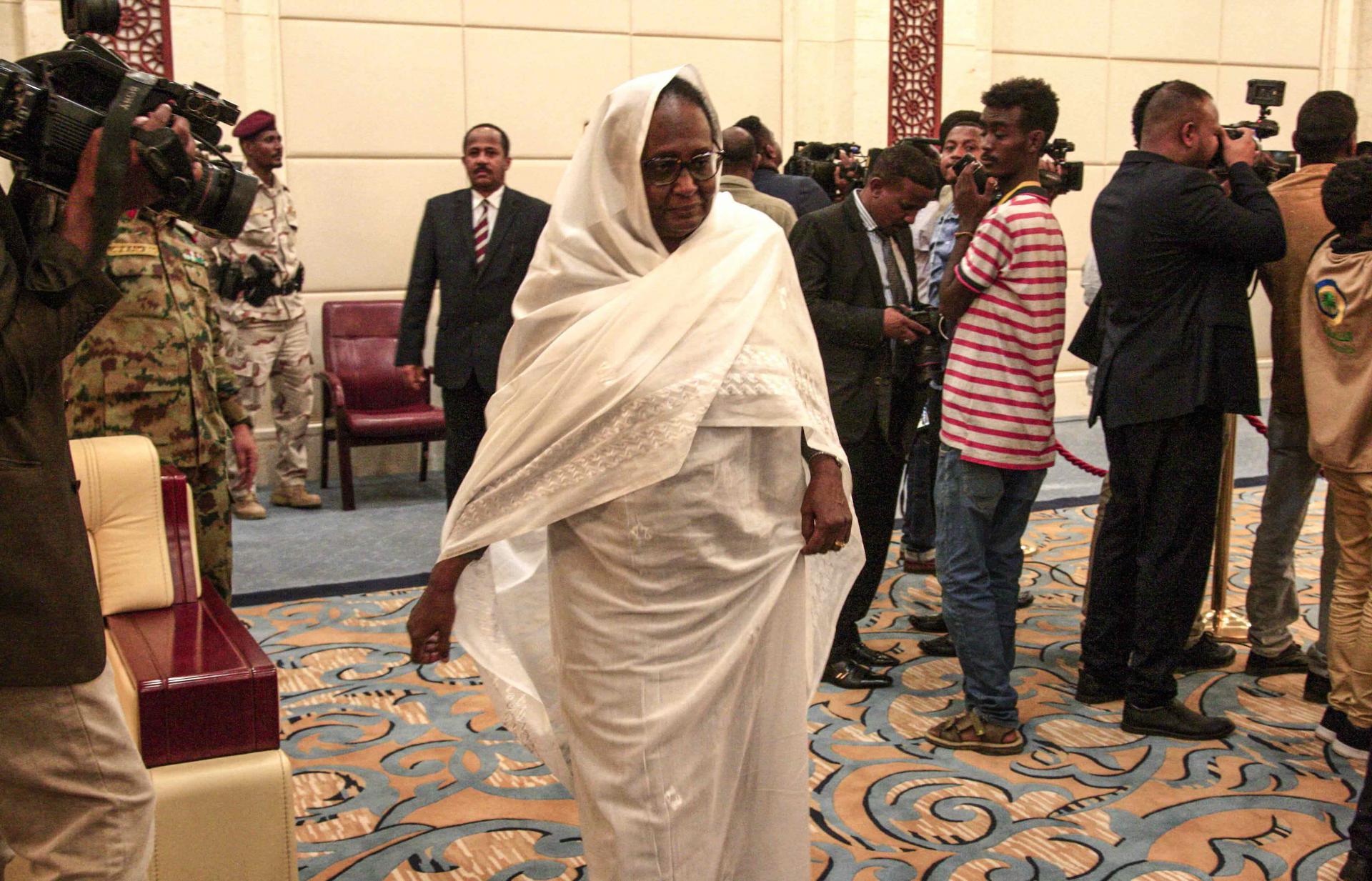 أول امرأة تتسلم وزارة الخارجية في السودان