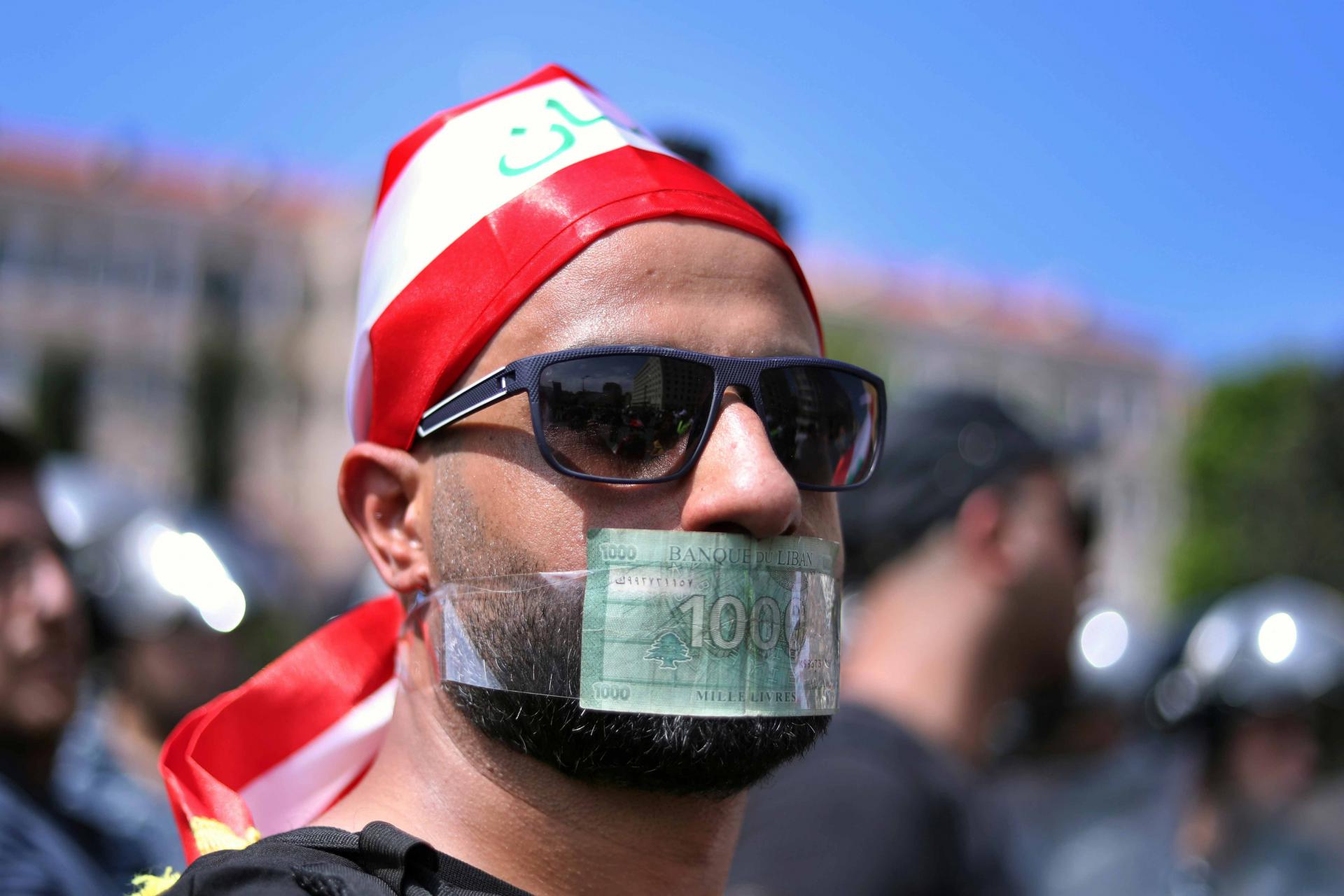 مخاوف من تراجع قيمة الليرة اللبنانية للمرة الأولى منذ عقدين