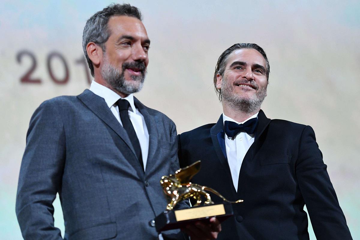المخرج تود فيليبس والنجم خواكين فينيكس يتسلمان جائزة الأسد الذهبي