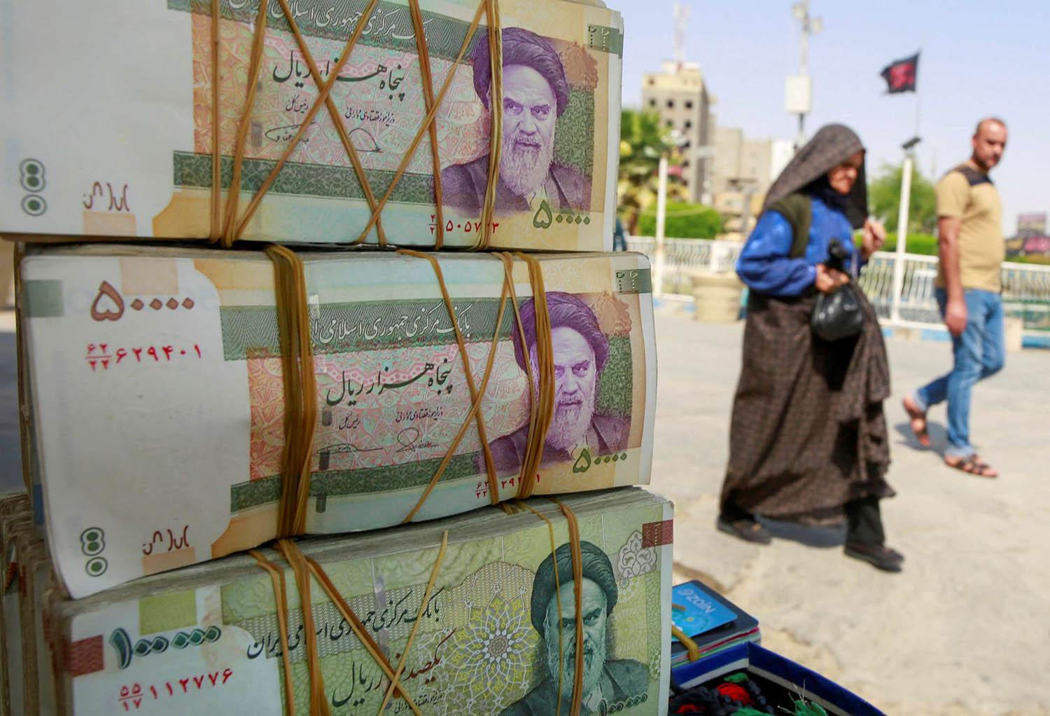 صراف في مدينة النجف يبيع العملة الايرانية