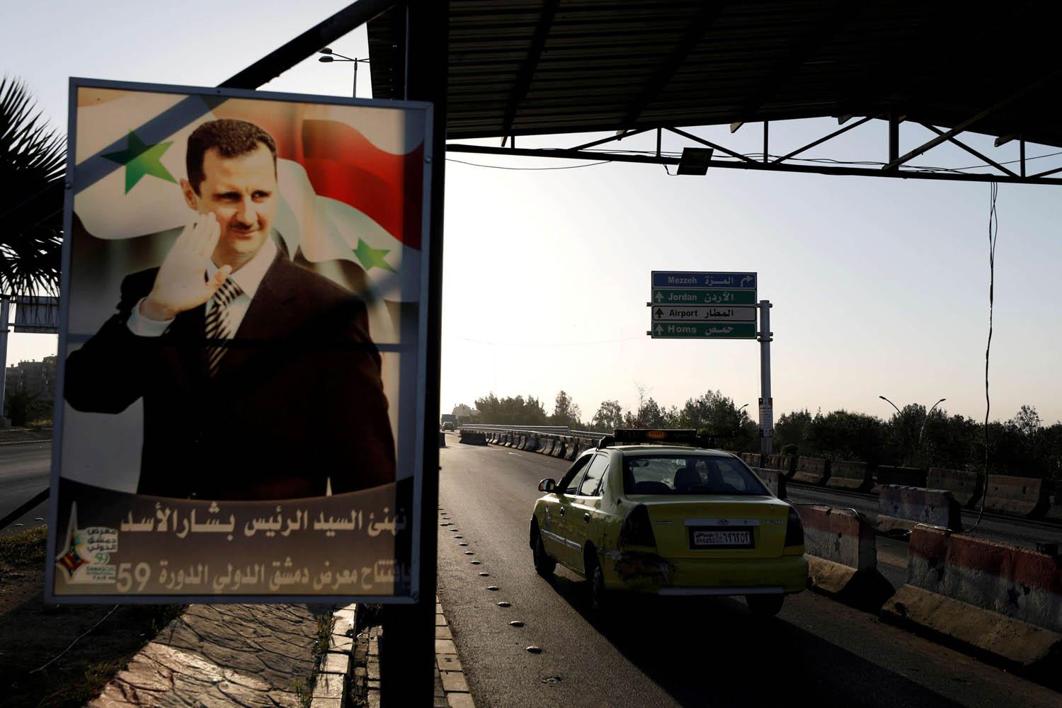 صورة للرئيس السوري بشار الأسد على طريق عام في دمشق