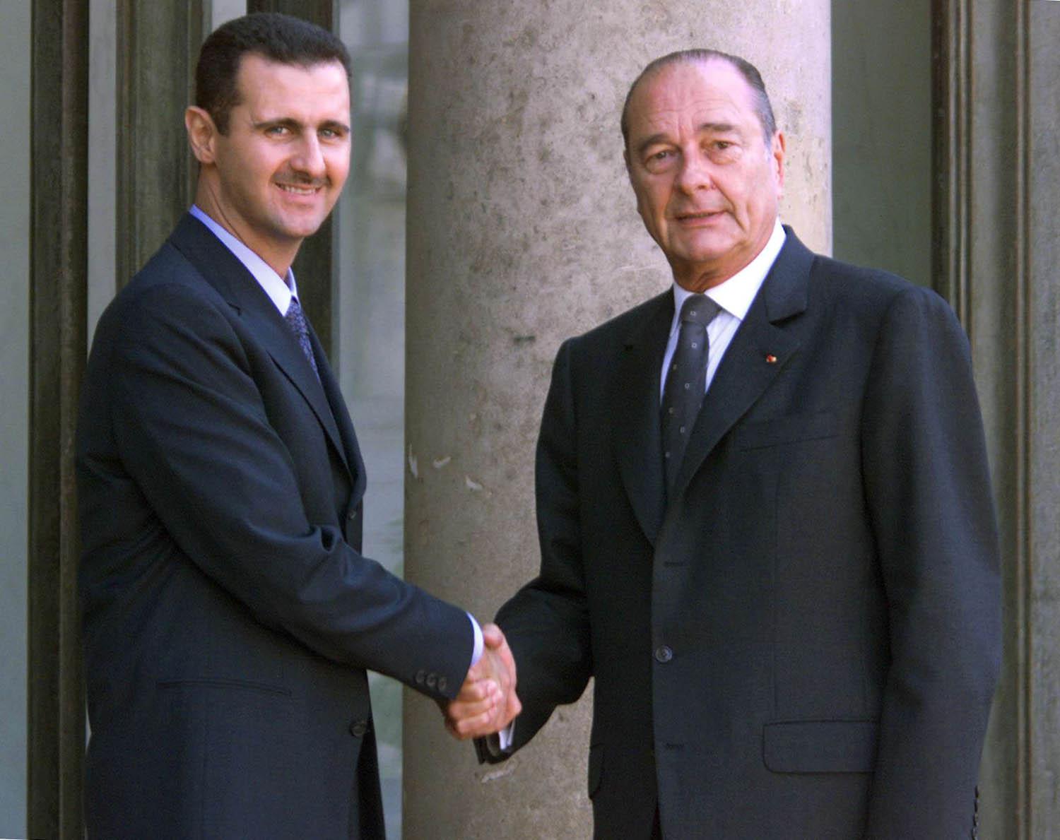 الرئيس الفرنسي الراحل جاك جيراك يستقبل الرئيس السوري بشار الأسد عام 2001