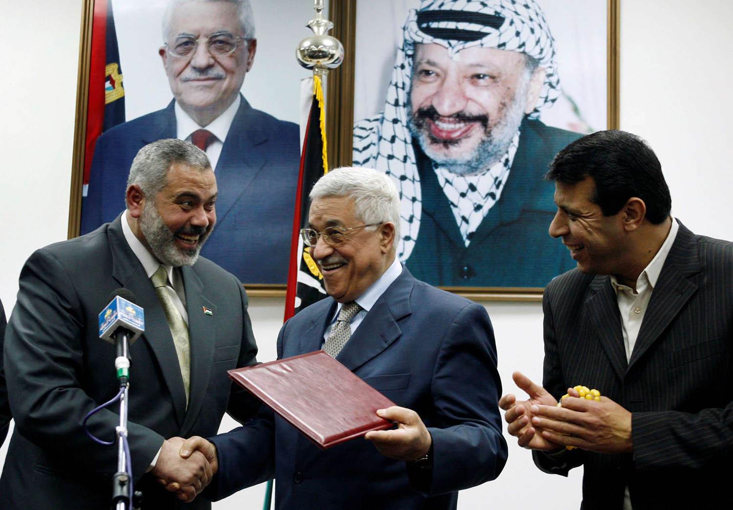 الرئيس الفلسطيني محمود عباس يتوسط زعيم حماس في غزة اسماعيل هنية والقيادي محمد دحلان (2007)