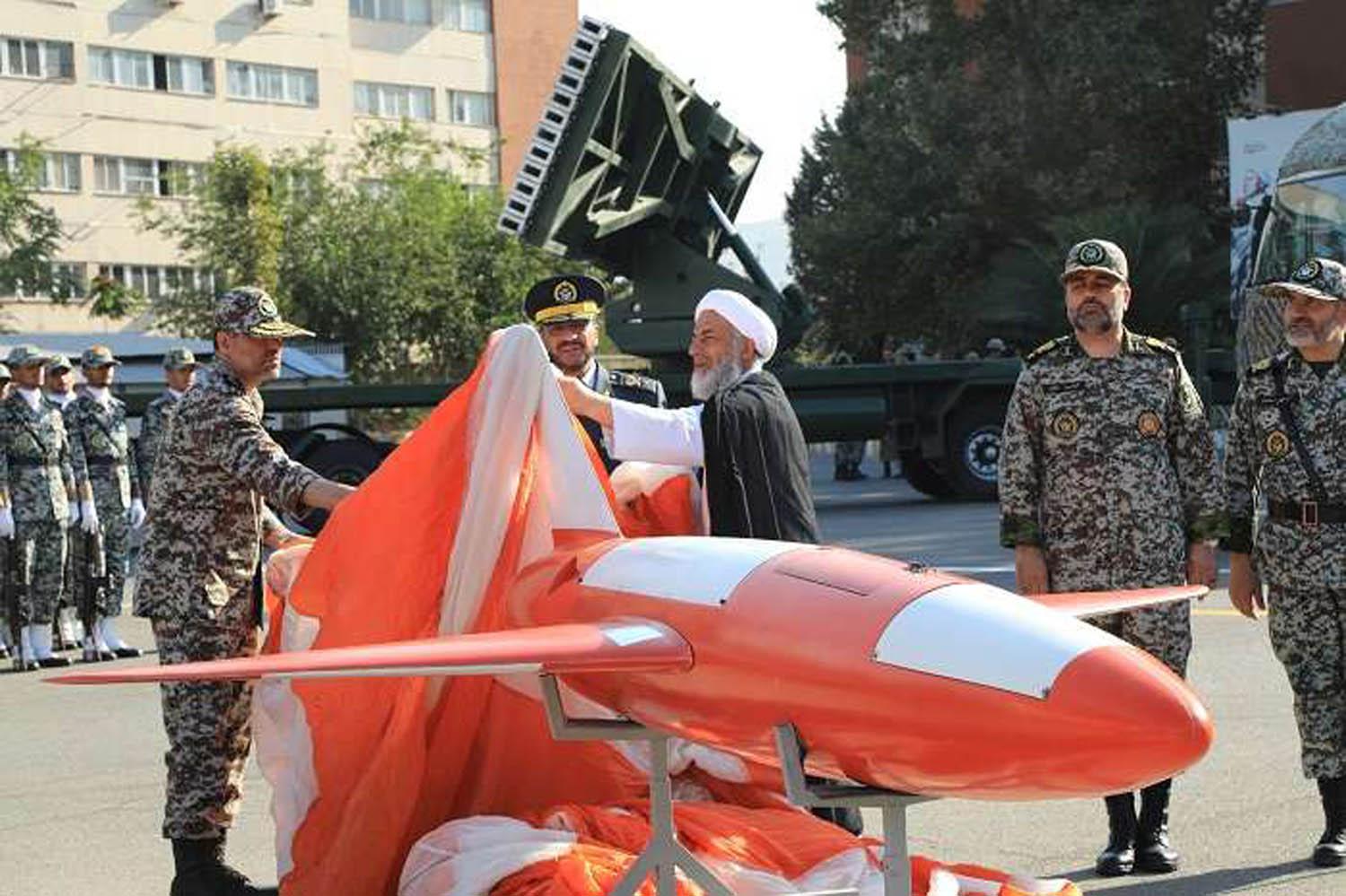 رجل ديني ايراني يكشف النقاب عن طائرة مسيرة جديدة