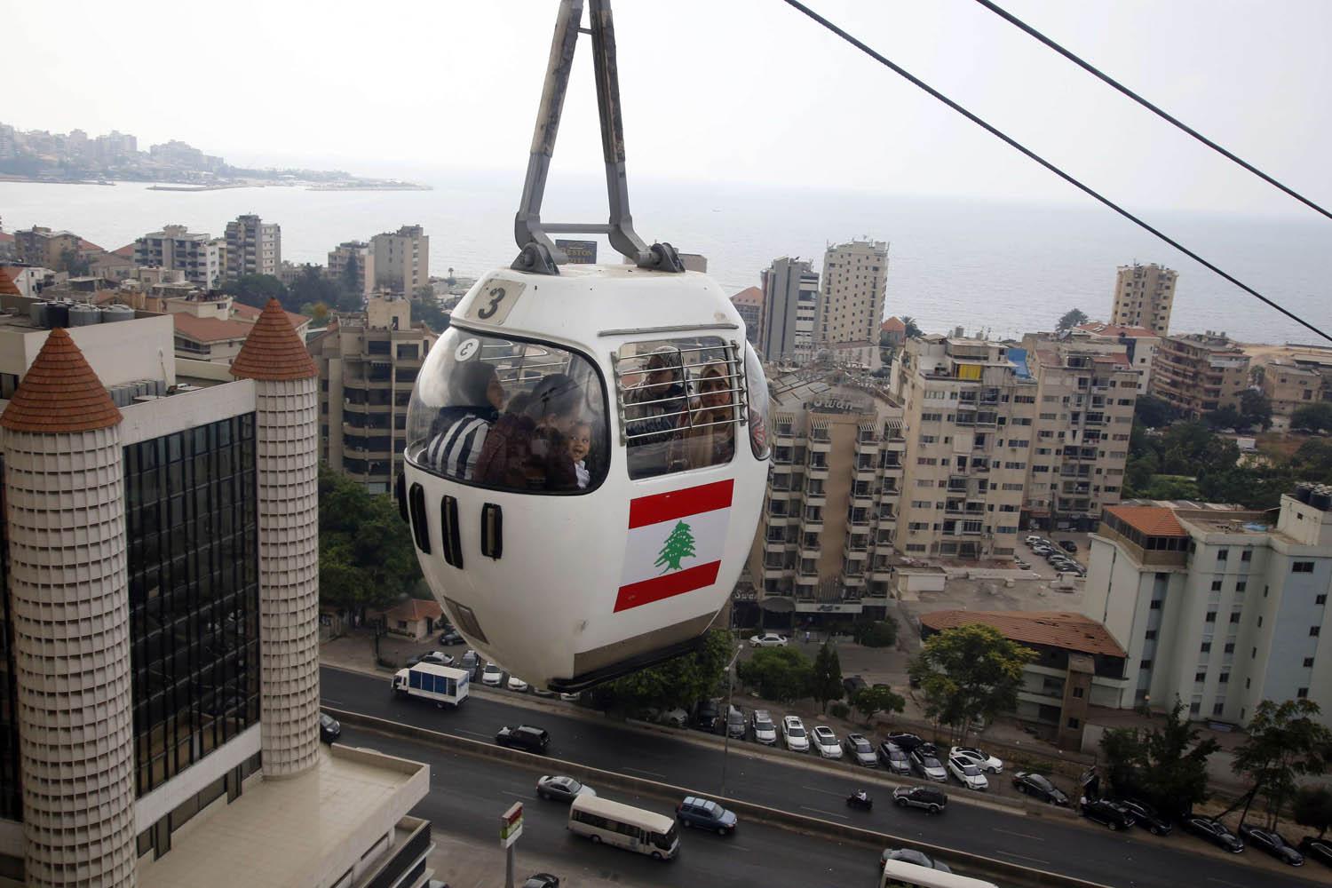 لبنانيون في تلفريك يربط الساحل بالجبل بالقرب من كنيسة مريم العذراء في بيروت