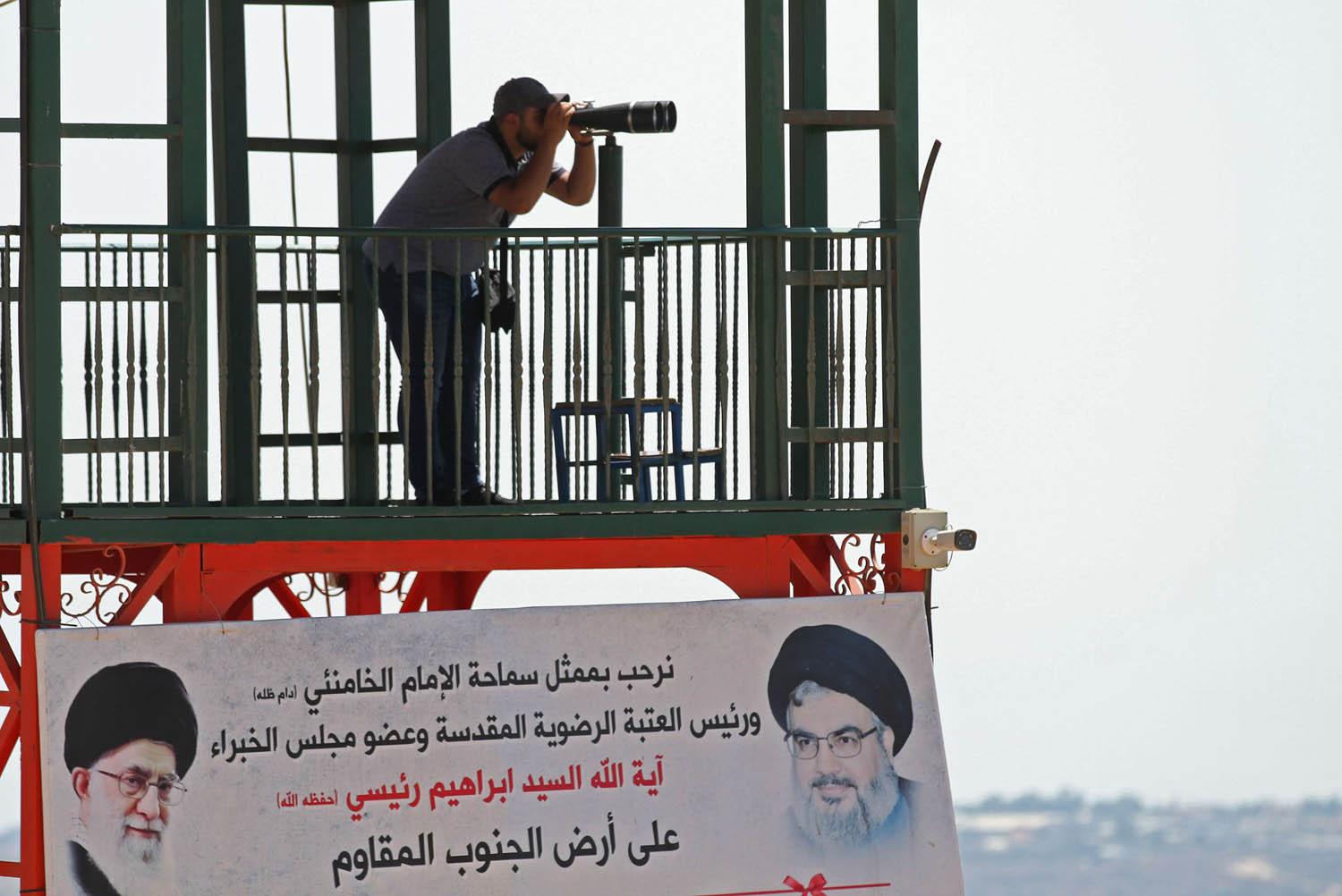 لبناني ينظر من فوق برج مراقبة باتجاه الحدود مع اسرائيل