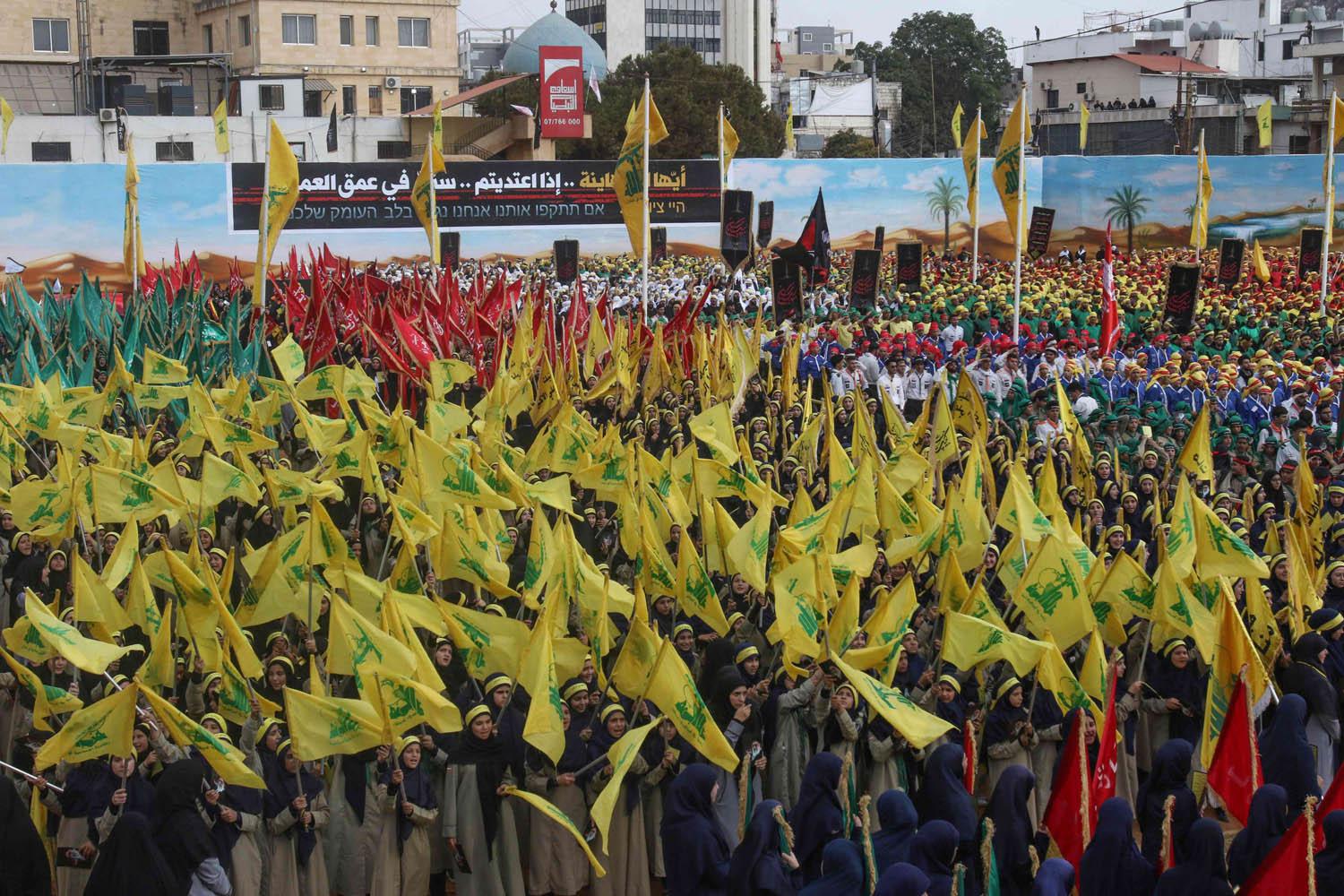 ناشطون من حزب الله يتظاهرون في بيروت
