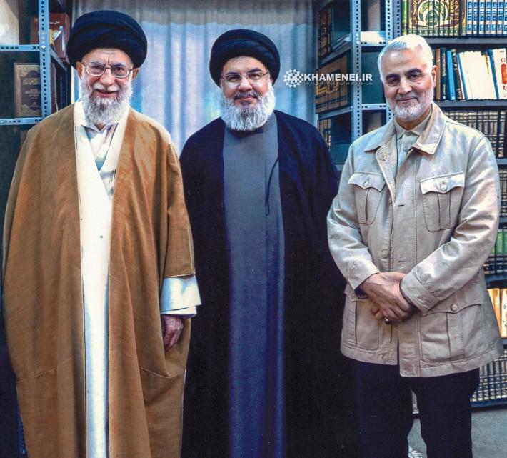 نصرالله يتوسط قائد فيلق القدس والمرشد الأعلى في إيران