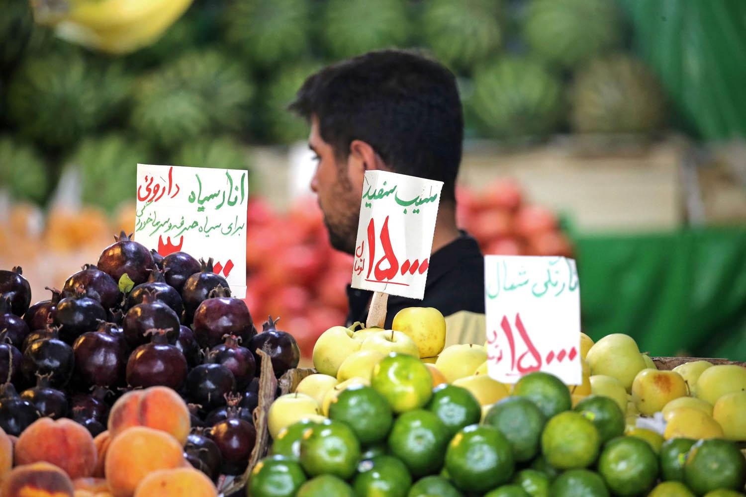 بائع خضروات في سوق وسط طهران