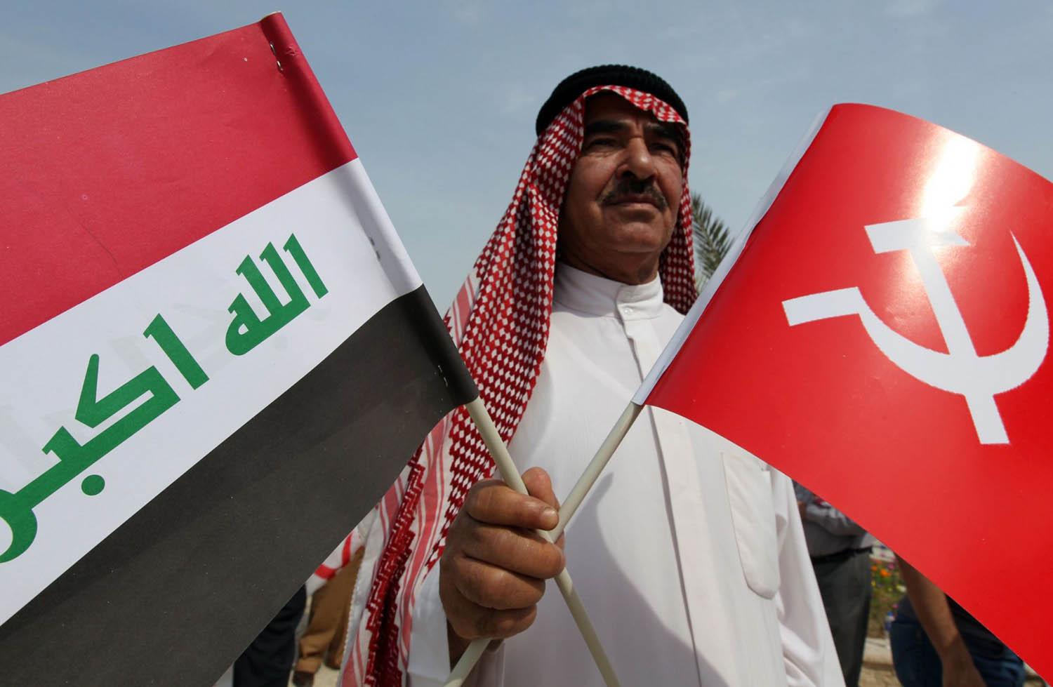 شيوعي عراقي يرفع علم الاتحاد السوفييتي السابق والعلم العراقي