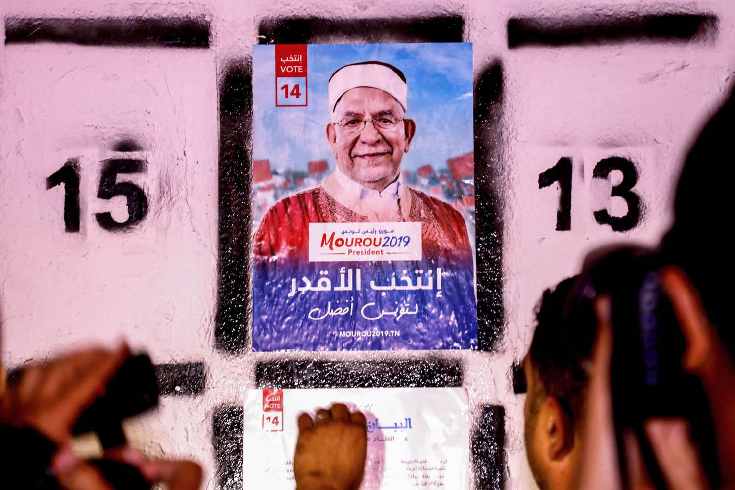 ملصق في تونس للمرشح الرئاسي عن حزب النهضة عبدالفتاح مورو