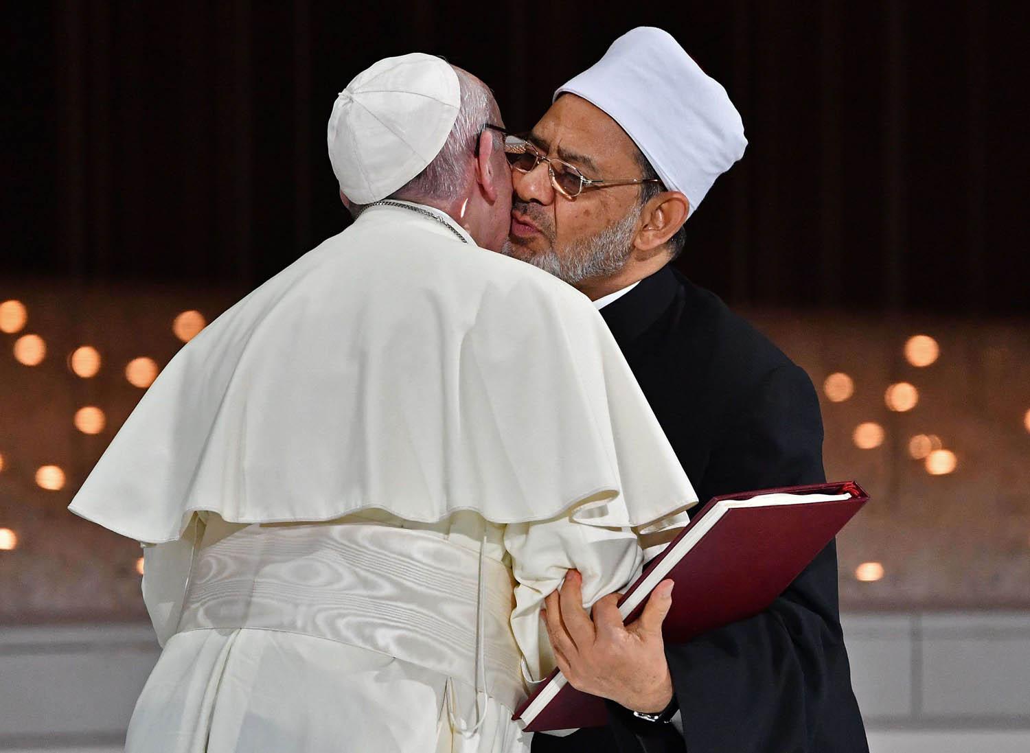 الحبر الأعظم البابا فرانسيس يعانق شيخ الأزهر أحمد الطيب في لقاء أبوظبي
