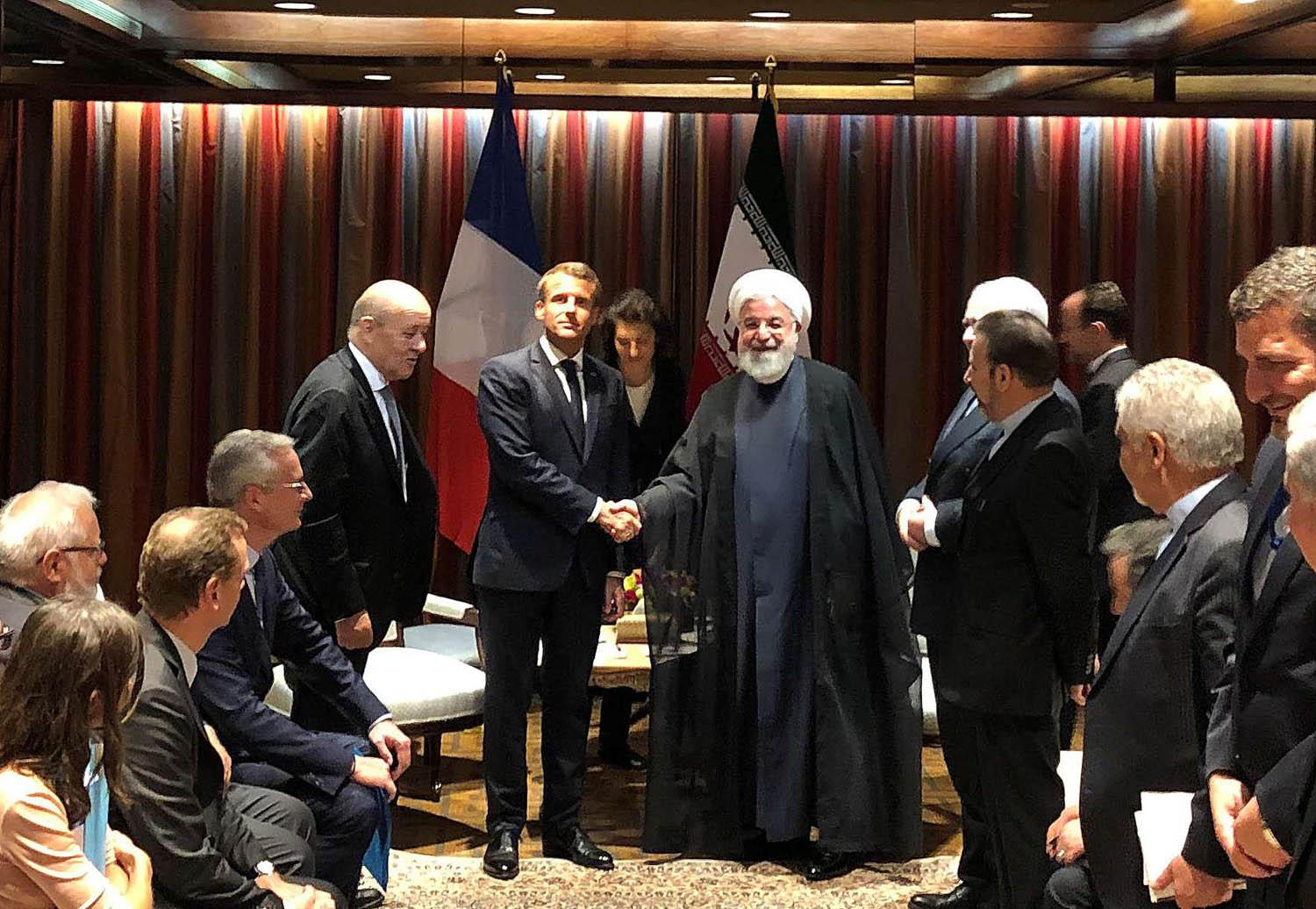 الرئيس الإيراني حسن روحاني يصافح الرئيس الفرنسي ايمانويل ماكرون
