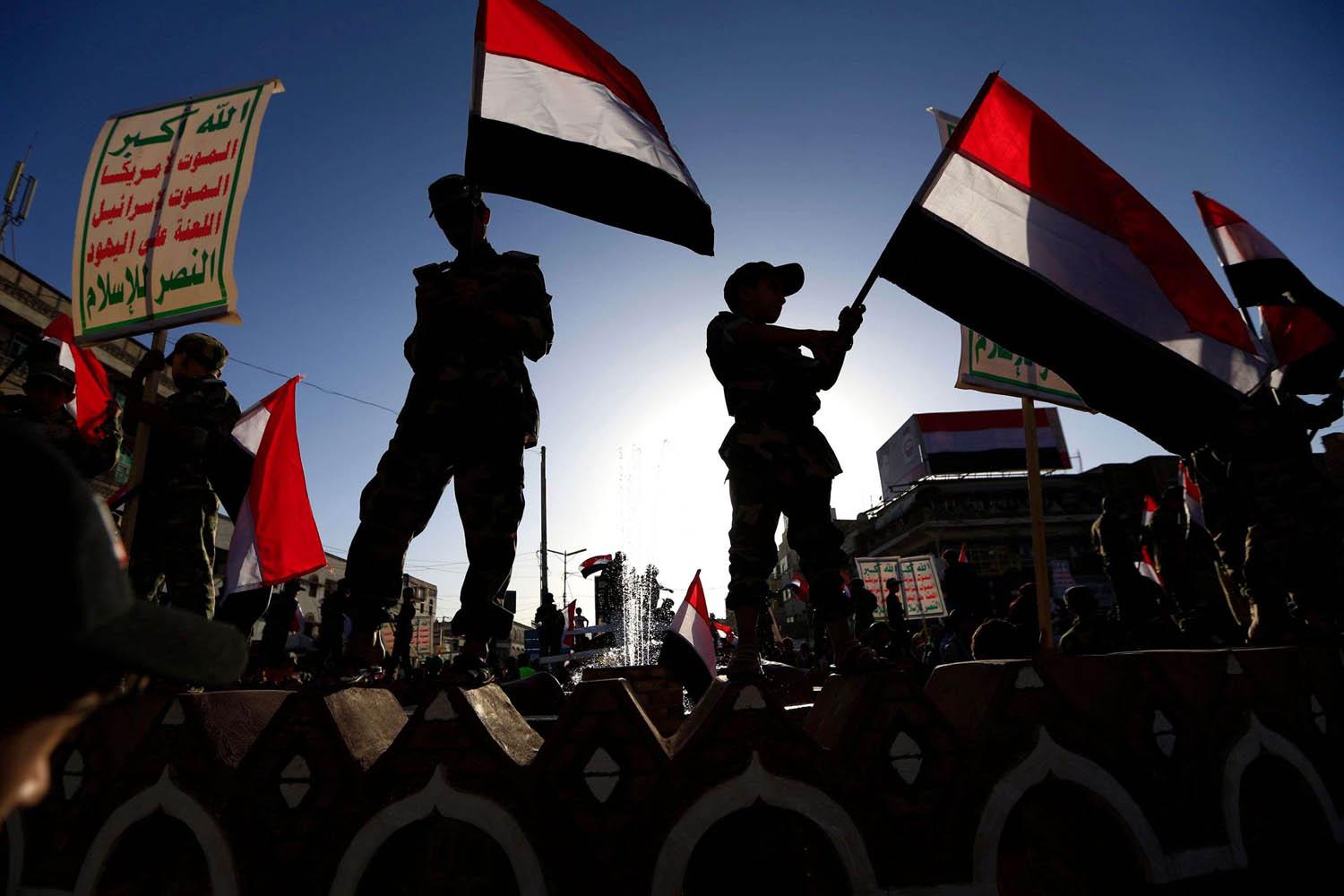 مقاتلون حوثيون يستعرضون في صنعاء