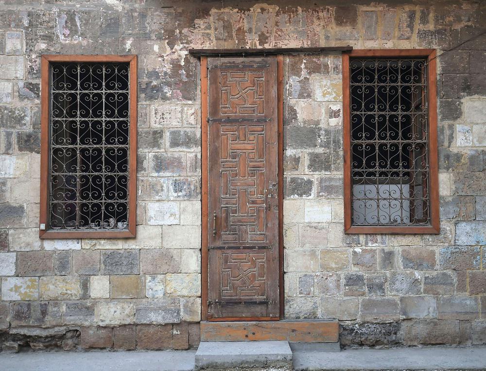 مدخل مبنى أثري في القاهرة التاريخية