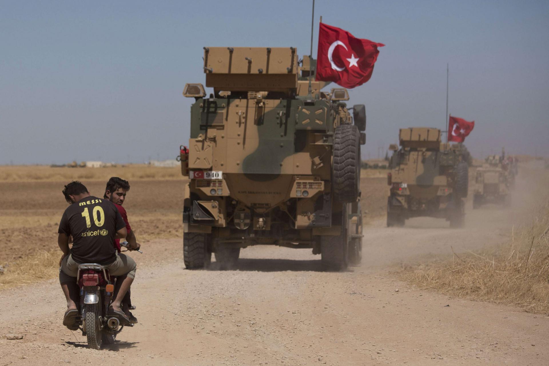 القوات العسكرية التركية تتعزز بالحدود السورية