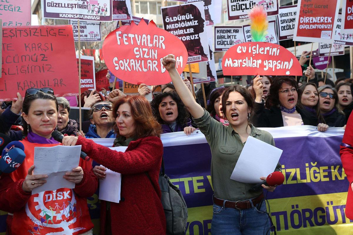نساء يتظاهرن في تركيا من أجل حقوق المرأة
