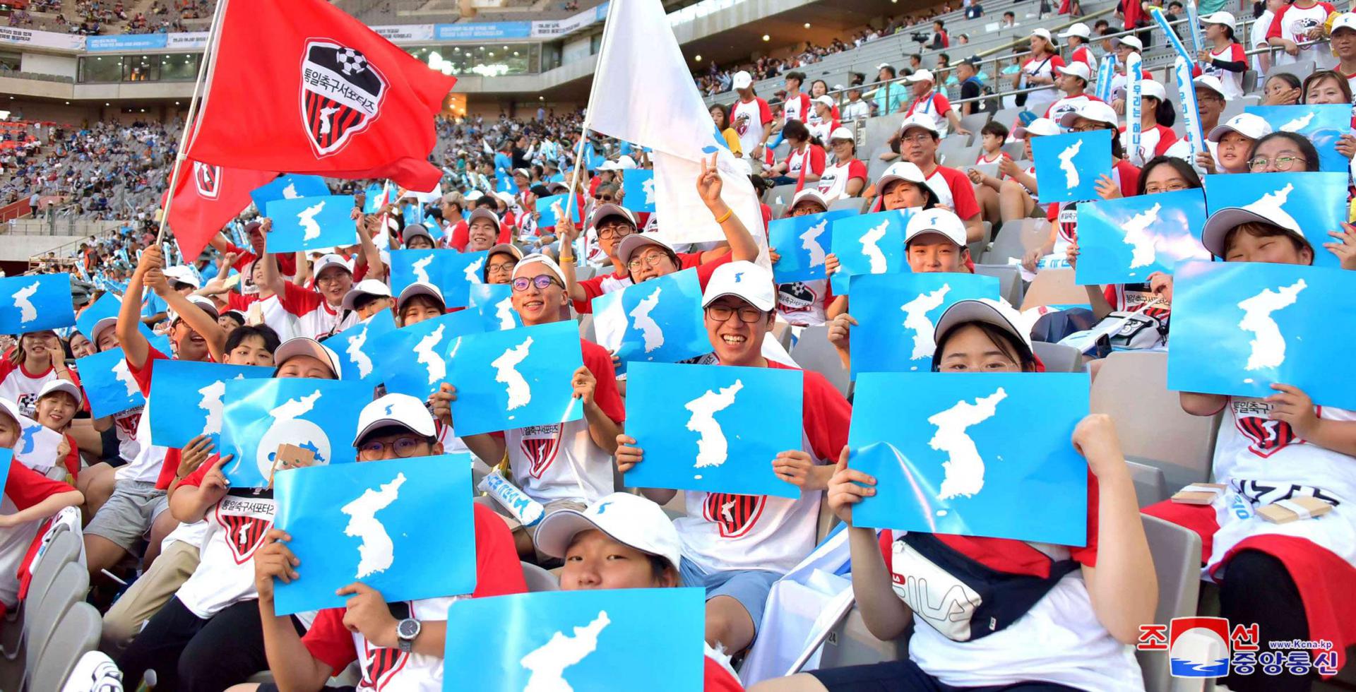 جماهير كرة القدم ترفع علم توحيد الكوريتين