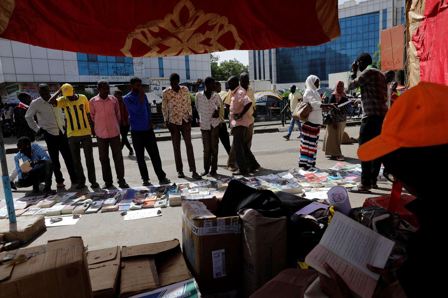 معارض الكتب المفروشة على الأرض في السودان