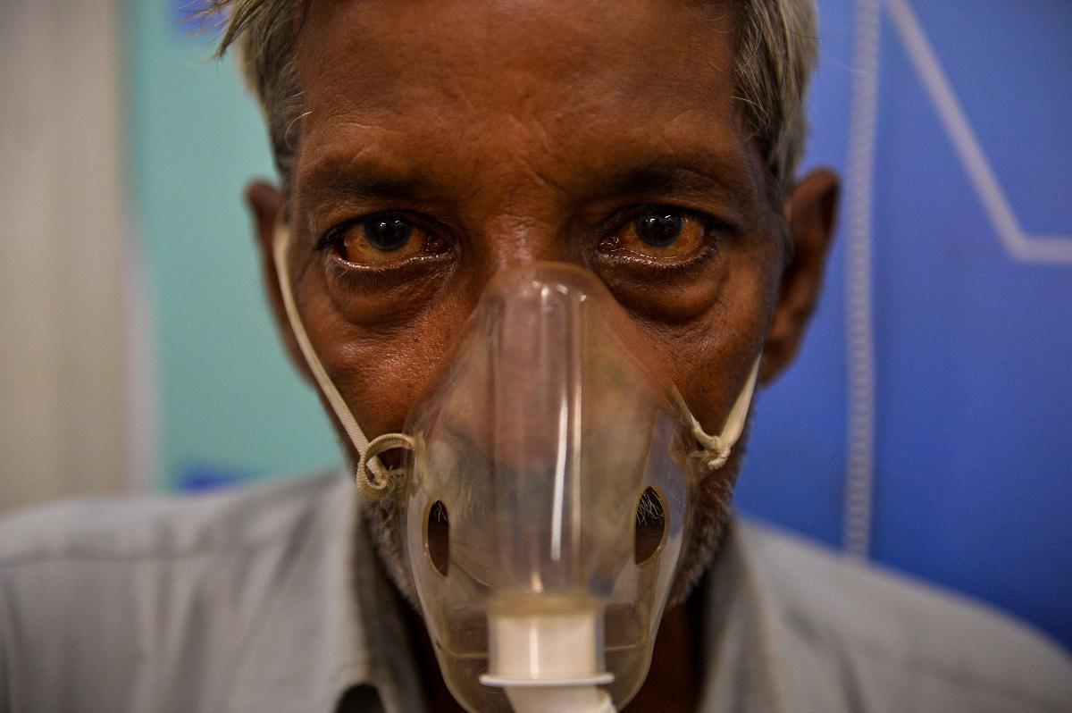 مريض هندي يضع جهازا للتنفس