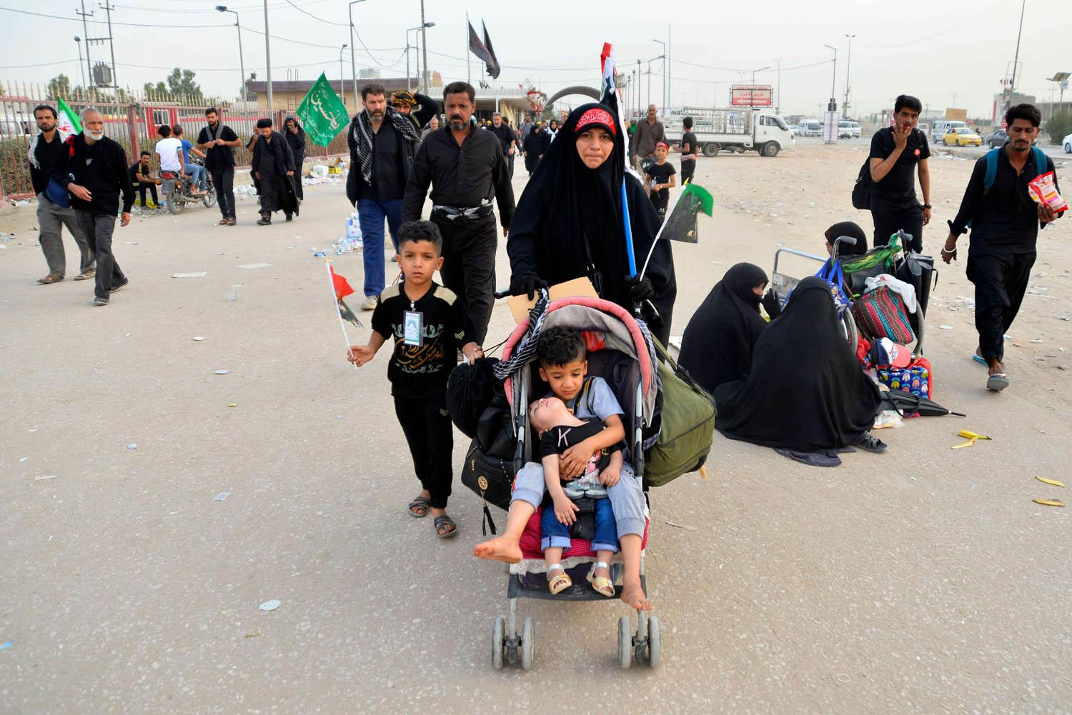 عراقيون يشاركون بـ"مشية الأربعين" بين النجف وكربلاء