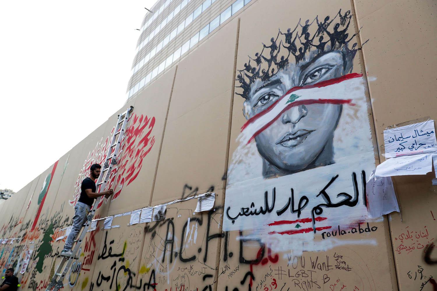 لبناني يرسم غرافيتي في بيروت